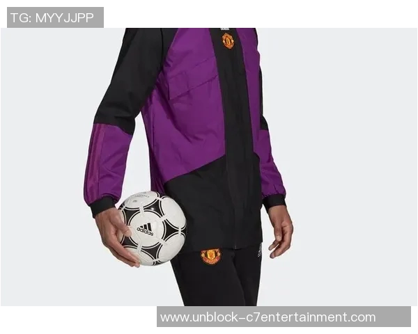 时尚与运动完美结合Adidas足球外套助你轻松应对各种场合