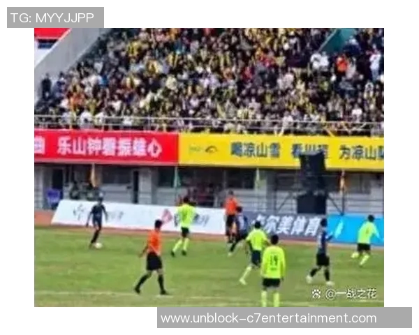 足球运动员因不满判罚冲撞裁判引发赛场风波影响比赛结果和球迷情绪