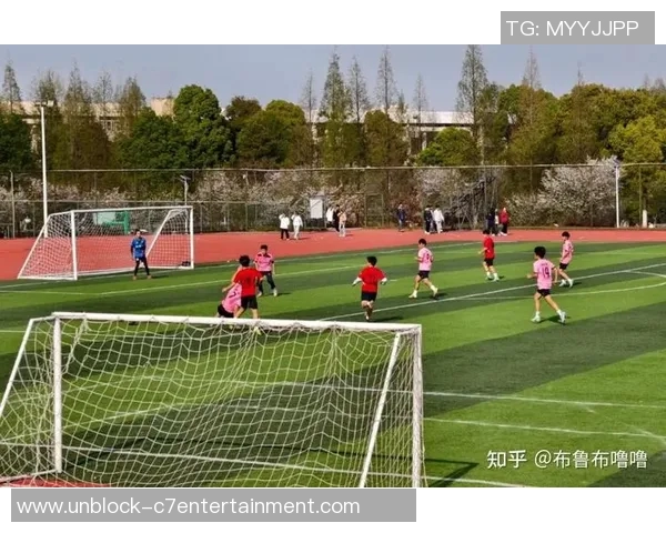 重庆大学足球联赛激情四溢学子们在绿茵场上挥洒青春与梦想